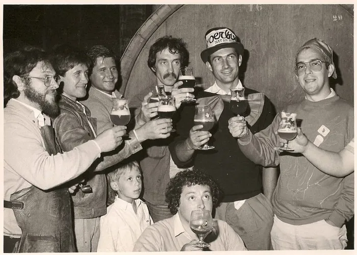 Zwart-witfoto van de eerste Dolle Brouwers die klinken met Oerbier