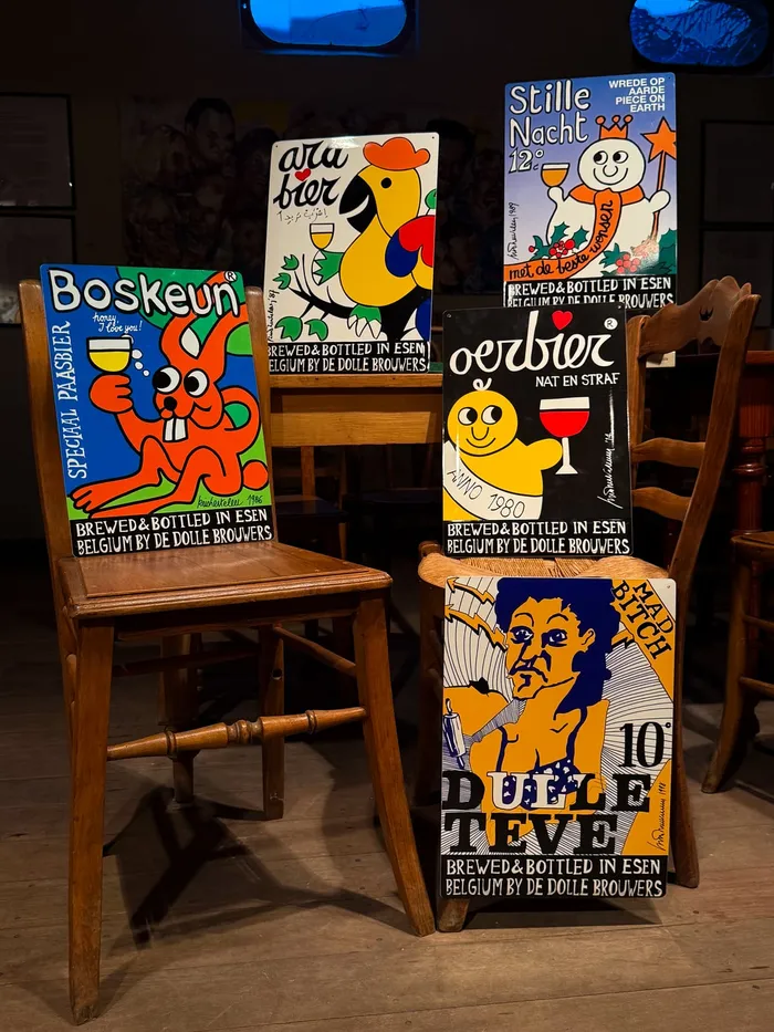 Metalen borden van Boskeun, Arabier, Oerbier, Stille Nacht en Dulle Teve op een stoel