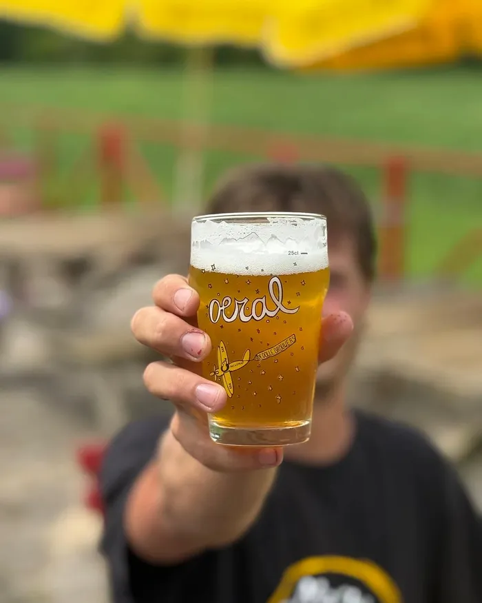 Iemand heft een vol Oeral-glas