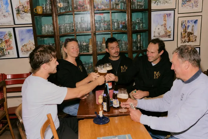 Vrienden die klinken aan tafel in de Oerbar