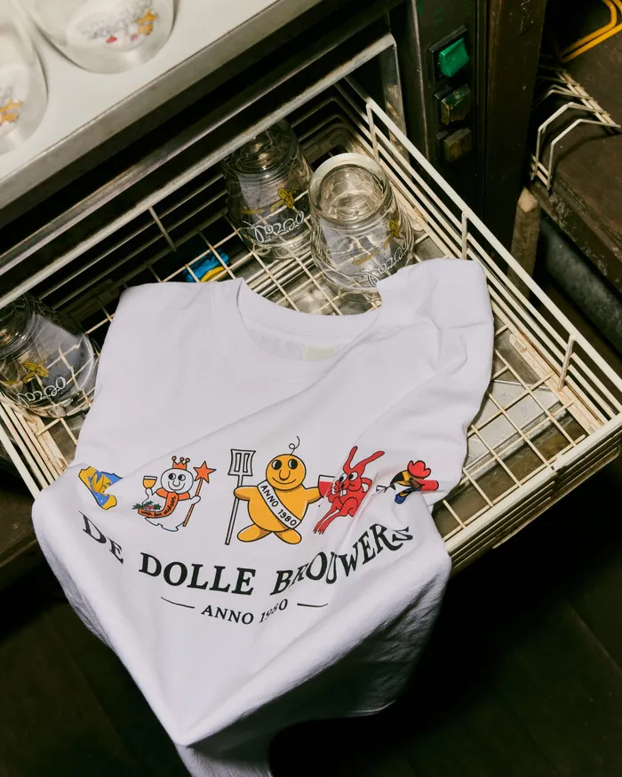 Wit T-shirt De bende met alle personages, plat gelegd
