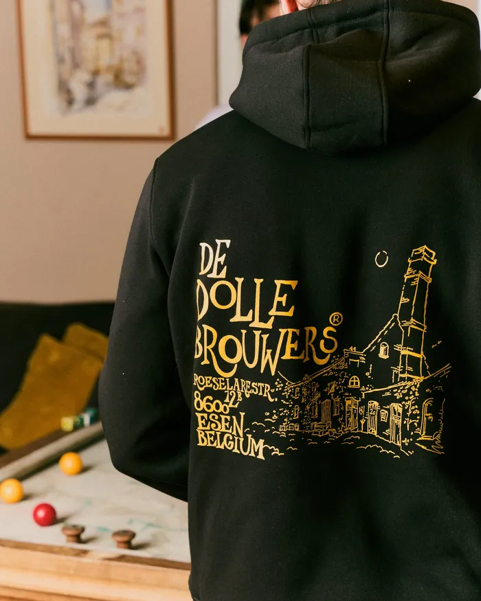 Achterkant van de zwarte trui met de gele tekening van de brouwerij